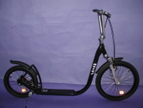 tento model má prodlouženou rámovou trubku až po zadní vidlici.Nosnost je zvýšena na 100kg